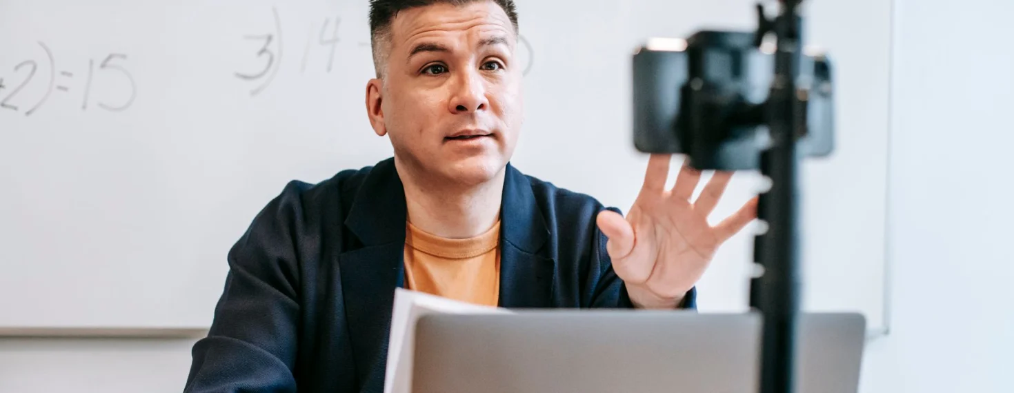 Studiegulv under øvelse med stole, mikrofoner og kameraer på plads
